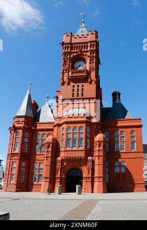 Pierhead Building (Welsh Big Ben) (Adeilad y Pierhead) mit restaurierter Uhr, Cardiff Bay, Cardiff Wales, UK Stockfoto