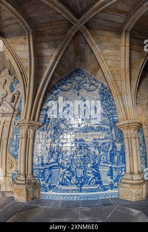 PORTO, PORTUGAL-12. APRIL 2024: Barocke Azulejo-Wanddekorationen, gotische Elemente und gotische Kreuzgänge in der Kathedrale von Porto (SE do Porto) Stockfoto