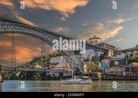 Dom Luis I Brücke über den Fluss Douro und die Kirche des Klosters Santo Agostinho da Serra do Pilar, Porto, Portugal Stockfoto