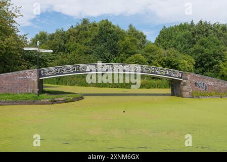 Toll End Bridge am Windmill End Junction am Dudley-Kanal, benannt nach toll End Works, wo die strukturelle Eisenbaubrücke vor Ort gebaut wurde Stockfoto