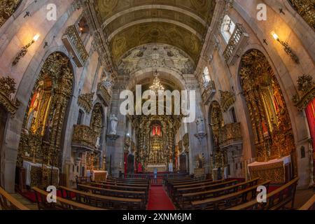 PORTO, PORTUGAL, 10. APRIL 2024: Im Inneren der Igreja dos Carmelitas oder Igreja dos Carmelitas Descalcos, erbaut 1616–1628. Auf der linken Seite ist die Fassade Co Stockfoto