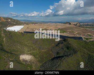 Castaic, Kalifornien, USA - 27. Februar 2024: Der obere Teil der Chiquita Canyon Landfill wird tagsüber aus der Vogelperspektive gezeigt. Stockfoto