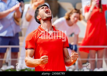 Paris, Frankreich. August 2024. PARIS, FRANKREICH - 1. AUGUST: Carlos Alcaraz aus Spanien reagiert, nachdem er am 6. Tag der Olympischen Spiele 2024 in Roland Garros am 1. August 2024 in Paris im Viertelfinale der Männer teilgenommen hat. (Foto: Joris Verwijst/BSR Agency) Credit: BSR Agency/Alamy Live News Stockfoto