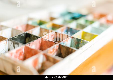 Künstlerpalette, Textur gemischte Keramikfarben in verschiedenen Farben Stockfoto