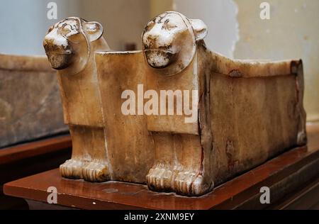 Kairo, Ägypten, 31. Dezember 2019-Alabaster-Tisch aus dem Totentempel von Djoser, Sakkara mit Löwengesichtern für die Trankation, 2. Dynastie 2690 v. Chr. Im Museum für ägyptische Antiquitäten in Kairo, Ägypten Stockfoto