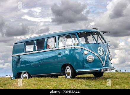 Klassischer grüner blauer Vintage 1967 volkswagen VW Splitty Microbus Kombi bulli Transporter mit geteiltem Bildschirm Stockfoto