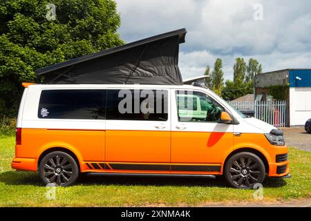 Klassischer volkswagen VW Wohnmobil mit zweifarbigem Orange und weiß Stockfoto