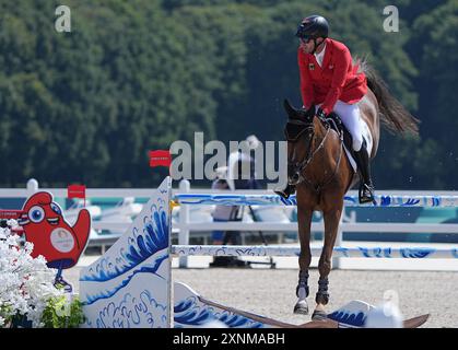 Versailles, Frankreich. August 2024. Philipp Weishaupt aus Deutschland tritt in der Qualifikation der Springpferdemannschaft bei den Olympischen Spielen 2024 in Versailles, Frankreich, am 1. August 2024 an. Quelle: Yang Lei/Xinhua/Alamy Live News Stockfoto