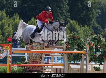 Versailles, Frankreich. August 2024. Christian Kukuk aus Deutschland tritt während der Qualifikation der Springpferdemannschaft bei den Olympischen Spielen 2024 in Versailles, Frankreich, am 1. August 2024 an. Quelle: Yang Lei/Xinhua/Alamy Live News Stockfoto