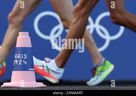 Paris, Frankreich. August 2024. Athleten treten während des 20 km langen Leichtathletikwanderns bei den Olympischen Spielen 2024 in Paris, Frankreich, am 1. August 2024 an. Quelle: Li Jing/Xinhua/Alamy Live News Stockfoto