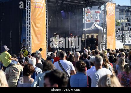 Freiluftbühne im Lloyds Amphitheatre Bristol, Großbritannien, mit Folk- und Rockband „Impprints“, die beim Bristol Harbour Festival auftritt Stockfoto