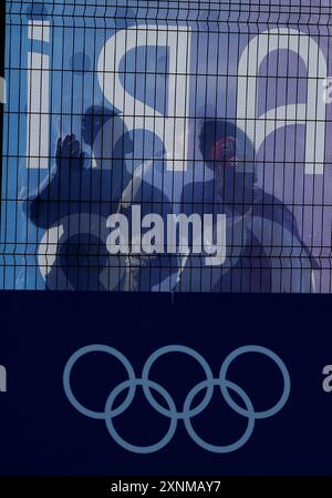 Paris, Frankreich. August 2024. Zuschauer beobachten den 20 km langen Leichtathletikspaziergang der Männer bei den Olympischen Spielen 2024 in Paris, Frankreich, 1. August 2024. Quelle: Li Jing/Xinhua/Alamy Live News Stockfoto