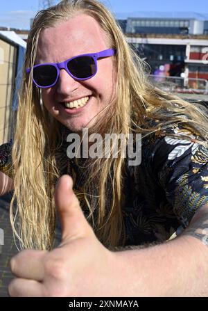 Sänger der Folk- und Rockband Imprints, die auf der Bühne des Bristol Harbour Festivals des Lloyds Amphitheatre Bristol, Großbritannien, auftraten Stockfoto