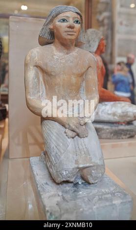 Kairo, Ägypten, 31. Dezember 2019 berühmte sitzende Schreiberstatue, bekannt als Sekhau, entdeckt 1893 in Sakkara, datiert auf das alte Königreich, 5. Dynastie im Museum für ägyptische Antiken in Kairo, Ägypten Stockfoto