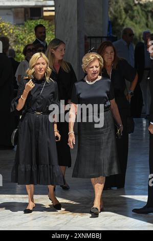 Beerdigung von Prinz Michael von Griechenland Prinzessin Marie-Chantal von Griechenland L und ehemalige Königin Anne-Marie von Griechenland R bei der Beerdigung von Prinz Michael von Griechenland auf dem Ersten Friedhof von Athen. Athen Griechenland Copyright: XNicolasxKoutsokostasxNicolasxKoutsokostasx DSC 202408010941 Stockfoto