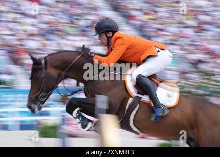 Versailles, Frankreich. August 2024. Harrie Smolders aus den Niederlanden tritt während der Qualifikation des Springteams für den Pferdesport bei den Olympischen Spielen 2024 in Versailles, Frankreich, am 1. August 2024 an. Quelle: Yang Lei/Xinhua/Alamy Live News Stockfoto