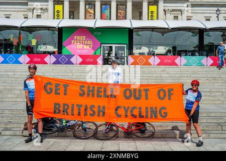 London, Großbritannien. August 2024. Extinction Rebellion Radfahrer fahren zu den Olympischen Spielen in Paris – zwei Aktivisten der Extinction Rebellion UK (XRUK) machten sich auf den Weg von London zu den Olympischen Spielen in Paris, um die umstrittene Sponsoring von British Cycling durch Shell hervorzuheben. Mike Bastow und Sahrah Wilding aus Oswestry, Shropshire, machten sich heute auf einen 250 km langen Radweg zum Saint-Quentin-en-Yvelines Velodrome in Paris auf den Weg vom Trafalgar Square (in der Nähe der National Portrait Gallery, die BP als Sponsor abgesetzt hat). Sie wollen rechtzeitig zum Rennradwettbewerb kommen, an dem britische Radfahrer teilnehmen. Gutschrift: G Stockfoto