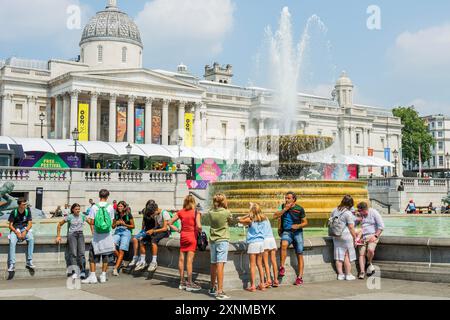 London, Großbritannien. August 2024. Die Mini-Hitzewelle hängt an und veranlasst die Menschen, das Wasser in den Springbrunnen des Trafalgar Square zur Abkühlung zu nutzen. Guy Bell/Alamy Live News Stockfoto