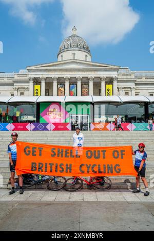 London, Großbritannien. August 2024. Extinction Rebellion Radfahrer fahren zu den Olympischen Spielen in Paris – zwei Aktivisten der Extinction Rebellion UK (XRUK) machten sich auf den Weg von London zu den Olympischen Spielen in Paris, um die umstrittene Sponsoring von British Cycling durch Shell hervorzuheben. Mike Bastow und Sahrah Wilding aus Oswestry, Shropshire, machten sich heute auf einen 250 km langen Radweg zum Saint-Quentin-en-Yvelines Velodrome in Paris auf den Weg vom Trafalgar Square (in der Nähe der National Portrait Gallery, die BP als Sponsor abgesetzt hat). Sie wollen rechtzeitig zum Rennradwettbewerb kommen, an dem britische Radfahrer teilnehmen. Gutschrift: G Stockfoto