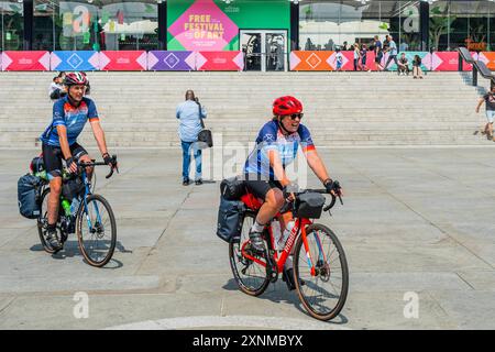 London, Großbritannien. August 2024. Extinction Rebellion Radfahrer fahren zu den Olympischen Spielen in Paris – zwei Aktivisten der Extinction Rebellion UK (XRUK) machten sich auf den Weg von London zu den Olympischen Spielen in Paris, um die umstrittene Sponsoring von British Cycling durch Shell hervorzuheben. Mike Bastow und Sahrah Wilding aus Oswestry, Shropshire, machten sich heute auf einen 250 km langen Radweg zum Saint-Quentin-en-Yvelines Velodrome in Paris auf den Weg vom Trafalgar Square (in der Nähe der National Portrait Gallery, die BP als Sponsor abgesetzt hat). Sie wollen rechtzeitig zum Rennradwettbewerb kommen, an dem britische Radfahrer teilnehmen. Gutschrift: G Stockfoto