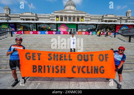 London, Großbritannien. August 2024. Extinction Rebellion Radfahrer fahren zu den Olympischen Spielen in Paris – zwei Aktivisten der Extinction Rebellion UK (XRUK) machten sich auf den Weg von London zu den Olympischen Spielen in Paris, um die umstrittene Sponsoring von British Cycling durch Shell hervorzuheben. Mike Bastow und Sahrah Wilding aus Oswestry, Shropshire, machten sich heute auf einen 250 km langen Radweg zum Saint-Quentin-en-Yvelines Velodrome in Paris auf den Weg vom Trafalgar Square (in der Nähe der National Portrait Gallery, die BP als Sponsor abgesetzt hat). Sie wollen rechtzeitig zum Rennradwettbewerb kommen, an dem britische Radfahrer teilnehmen. Gutschrift: G Stockfoto