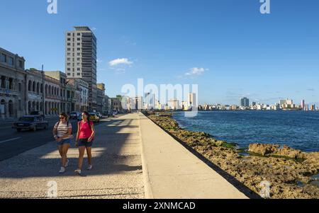 Zwei Frauen, die den Malecón entlang laufen, Havanna Stockfoto