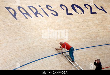 Montigny Le Bretonneux, Frankreich. August 2024. Olympia, Paris 2024, Radfahren/Piste, ein Mann entfernt auf der Piste im Velodrome National. Quelle: Jan Woitas/dpa/Alamy Live News Stockfoto