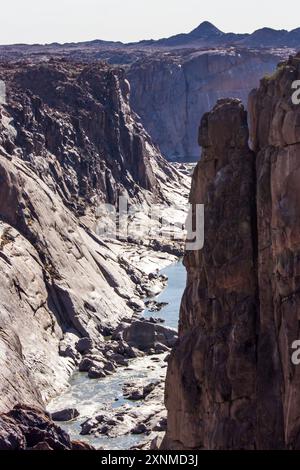 Der enge, tiefe Orange River Canyon stromabwärts von den Augrabies Waterfalls im Augrabies Falls National Park in Südafrika. Stockfoto