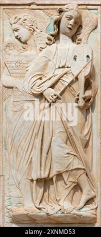 PERUGIA, ITALIEN - 16. MAI 2024: Das Relief der Engel mit der Geige an der Fassade des Oratorio dei Santi Andrea e Bernardino Stockfoto