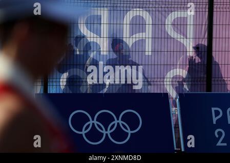 Paris, Frankreich. August 2024. Zuschauer beobachten den 20 km langen Leichtathletikspaziergang der Männer bei den Olympischen Spielen 2024 in Paris, Frankreich, 1. August 2024. Quelle: Li Jing/Xinhua/Alamy Live News Stockfoto