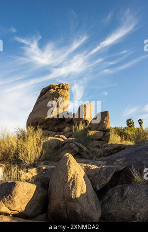 Der Granitdrache von Augrabies spuckt Zirruswolken aus. Granitfelsen am Hauptaussichtspunkt des Augrabies Falls National von Südafrika. Stockfoto