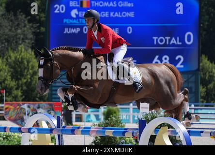 Versailles, Frankreich. August 2024. Gilles Thomas von Belgien tritt während der Qualifikation des Springteams des Pferdes bei den Olympischen Spielen 2024 in Versailles, Frankreich, am 1. August 2024 an. Quelle: Yang Lei/Xinhua/Alamy Live News Stockfoto