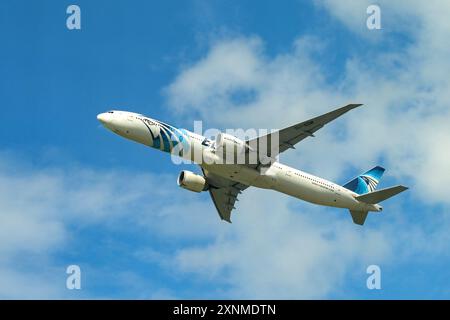 London, England, Großbritannien - 28. April 2024: Boeing 777 (Registrierung SU-GDM) betrieben von Egypt Climbing nach dem Start vom Flughafen London Heathrow. Stockfoto