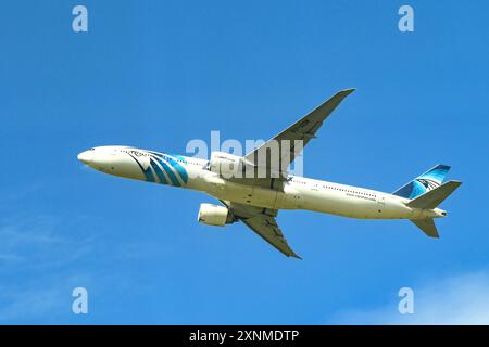 London, England, Großbritannien - 28. April 2024: Boeing 777 (Registrierung SU-GDM) betrieben von Egypt Climbing nach dem Start vom Flughafen London Heathrow. Stockfoto