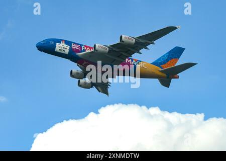London, England, Großbritannien - 28. April 2024: Airbus A380 (Kennzeichen A6-EOT) wird von Emirates Climbing nach dem Start vom Flughafen London Heathrow betrieben. Stockfoto