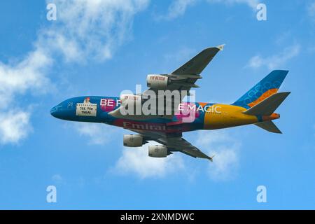 London, England, Großbritannien - 28. April 2024: Airbus A380 (Kennzeichen A6-EOT) wird von Emirates Climbing nach dem Start vom Flughafen London Heathrow betrieben. Stockfoto