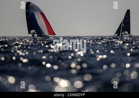 MARSEILLE - die Segler Bart Lambriex und Floris van de Werke im Einsatz während der 49er-Medaillenrennen bei den Olympischen Spielen. ANP SANDER KONING Credit: ANP/Alamy Live News Stockfoto