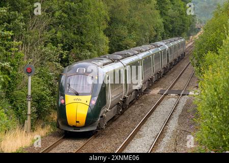 Pontyclun, Wales, Großbritannien. - 31. Juli 2024: Hochgeschwindigkeitszug der Baureihe 800, der durch das Dorf Pontyclun auf dem Weg nach Swansea fährt. Stockfoto