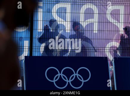 Paris, Frankreich. August 2024. Zuschauer beobachten den 20 km langen Leichtathletikspaziergang der Männer bei den Olympischen Spielen 2024 in Paris, Frankreich, 1. August 2024. Quelle: Li Jing/Xinhua/Alamy Live News Stockfoto