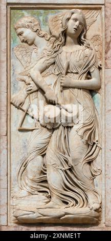 PERUGIA, ITALIEN - 16. MAI 2024: Das Relief der Engel mit der Trommel an der Fassade der Kirche Oratorio dei Santi Andrea e Bernardino Stockfoto