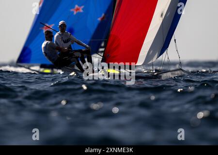 MARSEILLE - die Segler Bart Lambriex und Floris van de Werke im Einsatz während der 49er-Medaillenrennen bei den Olympischen Spielen. ANP SANDER KONING Credit: ANP/Alamy Live News Stockfoto