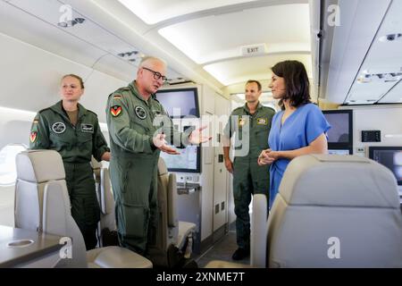 Bundesaußenministerin Annalena Baerbock (Bündnis 90/die Grünen) fotografierte während eines Besuchs der Bundeswehr im Aufklärungsflugzeug offener Himmel während der Deutschlandreise des Außenministers in Köln am 30. Juli 2024. Fotografiert im Auftrag des Auswärtigen Amtes. Stockfoto