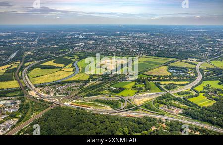 Luftbild, Duisburg-Mitte, Großbaustelle am Autobahnkreuz Kaiserberg und Eisenbahnbrücken, Straßenverkehr Autobahn A3 und Autobahn A40, Fluss Ruhr und Ruhrauen, Deponie Kolkerhofweg und Energiepark Styrumer Ruhrbogen mit Windrad, Fernsicht, Duissern, Duisburg, Ruhrgebiet, Nordrhein-Westfalen, Deutschland ACHTUNGxMINDESTHONORARx60xEURO *** Luftansicht, Duisburg-Zentrum, Großbaustelle am Autobahndreieck Kaiserberg und Eisenbahnbrücken, Straßenverkehrsautobahn A3 und Autobahn A40, Ruhr und Ruhrauen, Mülldeponie Kolkerhofweg und Energiepark Styrumer Ruhrbogen mit Windkraftanlage, Fernweh Stockfoto