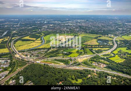 Luftbild, Duisburg-Mitte, Großbaustelle am Autobahnkreuz Kaiserberg und Eisenbahnbrücken, Straßenverkehr Autobahn A3 und Autobahn A40, Fluss Ruhr und Ruhrauen, Deponie Kolkerhofweg und Energiepark Styrumer Ruhrbogen mit Windrad, Fernsicht, Duissern, Duisburg, Ruhrgebiet, Nordrhein-Westfalen, Deutschland ACHTUNGxMINDESTHONORARx60xEURO *** Luftansicht, Duisburg-Zentrum, Großbaustelle am Autobahndreieck Kaiserberg und Eisenbahnbrücken, Straßenverkehrsautobahn A3 und Autobahn A40, Ruhr und Ruhrauen, Mülldeponie Kolkerhofweg und Energiepark Styrumer Ruhrbogen mit Windkraftanlage, Fernweh Stockfoto