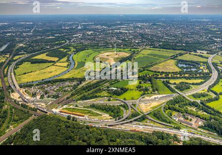 Luftbild, Duisburg-Mitte, Großbaustelle am Autobahnkreuz Kaiserberg und Eisenbahnbrücken, Straßenverkehr Autobahn A3 und Autobahn A40, Fluss Ruhr und Ruhrauen, Deponie Kolkerhofweg und Energiepark Styrumer Ruhrbogen mit Windrad, Fernsicht, Duissern, Duisburg, Ruhrgebiet, Nordrhein-Westfalen, Deutschland ACHTUNGxMINDESTHONORARx60xEURO *** Luftansicht, Duisburg-Zentrum, Großbaustelle am Autobahndreieck Kaiserberg und Eisenbahnbrücken, Straßenverkehrsautobahn A3 und Autobahn A40, Ruhr und Ruhrauen, Mülldeponie Kolkerhofweg und Energiepark Styrumer Ruhrbogen mit Windkraftanlage, Fernweh Stockfoto