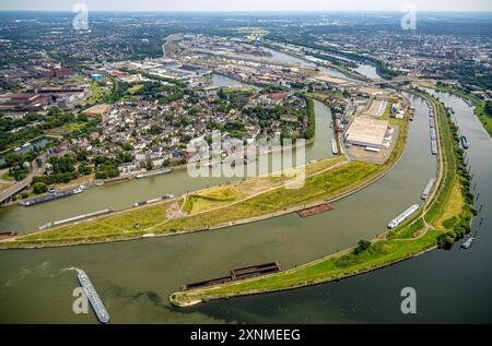 Luftbild, duisport Hafen Duisburg, Hafengebiet und Ortsteil Ruhrort, Vinckekanal Speditionsinsel und Mercatorinsel mit DB Schenker Logistik und Binnenschifffahrt, Fluss Ruhrmündung in den Fluss Rhein, Alt-Homberg, Duisburg, Ruhrgebiet, Nordrhein-Westfalen, Deutschland ACHTUNGxMINDESTHONORARx60xEURO *** Luftansicht, Duisport Duisburg, Hafengebiet und Landkreis Ruhrort, Vinckekanal Speditionsinsel und Mercatorinsel mit DB Schenker Logistik und Binnenschifffahrt, Ruhrmündung in den Rhein, Alt Homberg, Duisburg, Ruhrgebiet, Nordrhein-Westfalen, Deutschland ATTENTIONxMINDESTHONORA Stockfoto