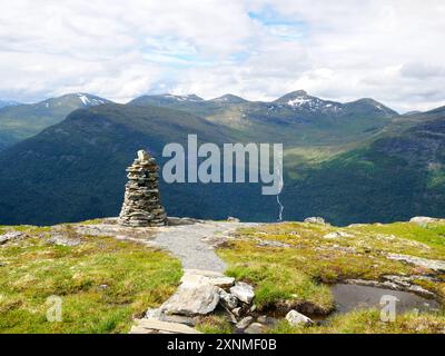 Architektonisches Steinhaus auf dem einfachen Weg nach Skredfjellet mit herrlichem Blick über das Stryn-Tal in Nordfjord in Zentralnorwegen Stockfoto