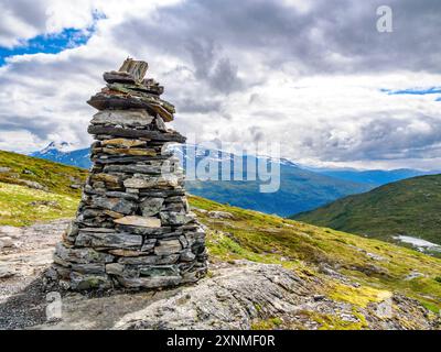 Architektonisches Steinhaus auf dem einfachen Weg nach Skredfjellet mit herrlichem Blick über das Stryn-Tal in Nordfjord in Zentralnorwegen Stockfoto