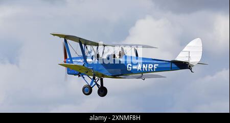 Vintage Blue de Havilland DH.82A Tiger Moth im Flug. Stockfoto