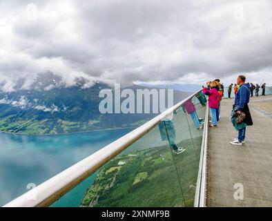 Das Restaurant der obersten Station Besucherzentrum und die Aussichtsplattform der Loen Skylift-Seilbahn in der Nähe von Stryn auf Nordfjord im Zentrum Norwegens Stockfoto